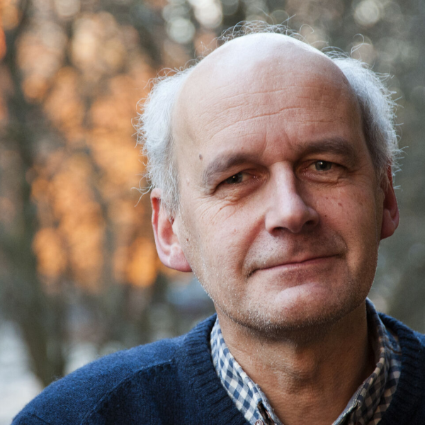 Bilde av Arne Johan Vetlesen. Forsiktig smil ute i naturen